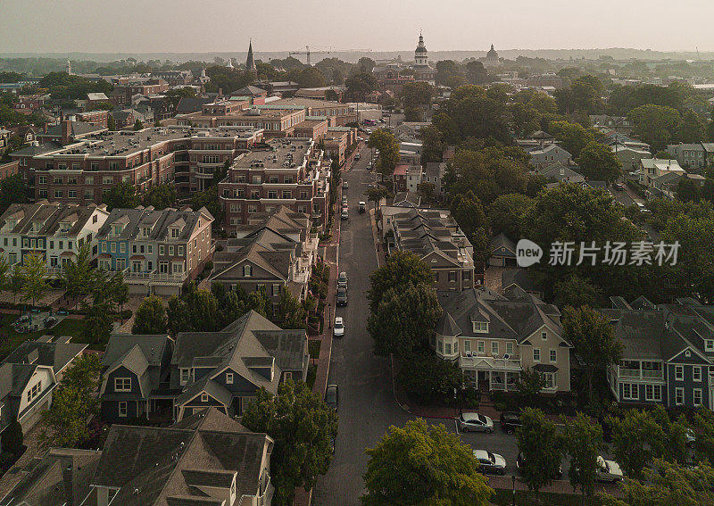 通往市区的道路被雾霾覆盖。马里兰州安纳波利斯的住宅区和城市天际线被烟雾遮蔽。