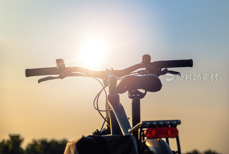 日落时的电动自行车