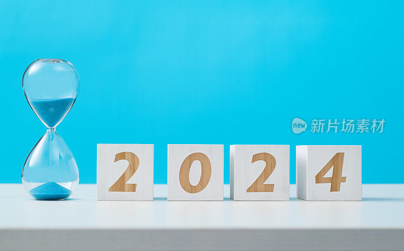 桌子上的沙漏号码是2024