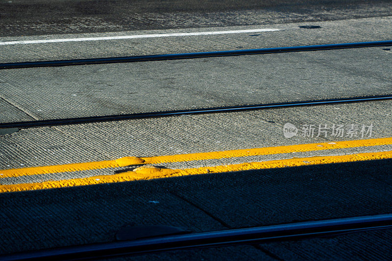 近距离观察道路上的铁路轨道