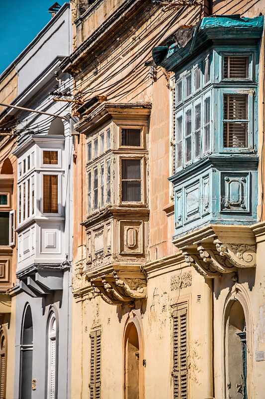 马耳他瓦莱塔市中心房屋的蓝色和黄色海湾窗