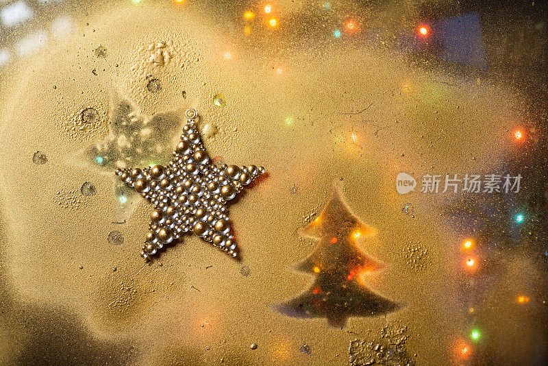 新年的象征是金色背景上的圣诞树和星星