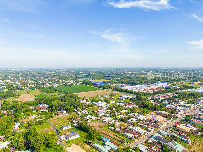 越南德宁市郊区的景色，远处是巴登山。