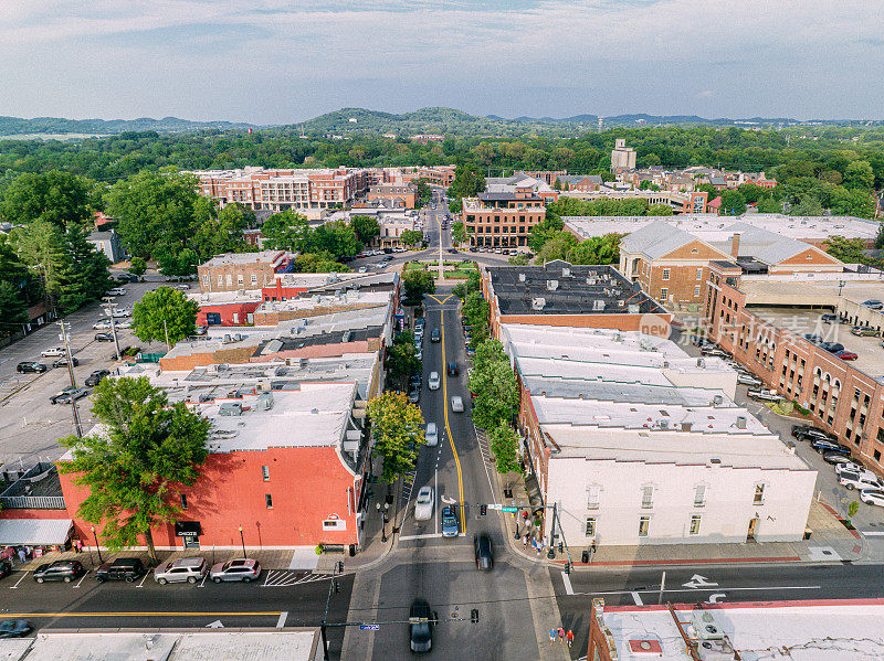 第四街和主街鸟瞰图，富兰克林市中心，田纳西州，在夏天面向东北