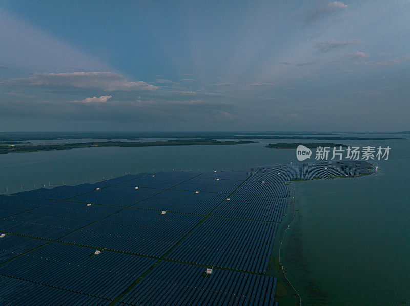 湖上的太阳能发电场