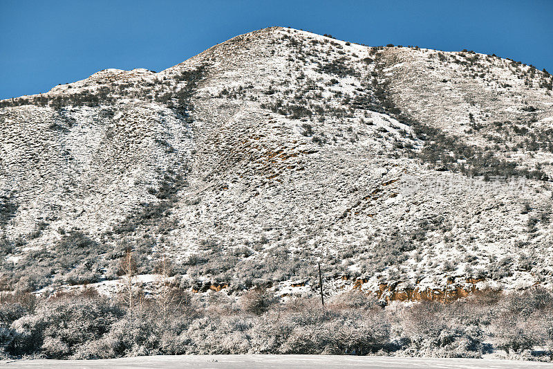 降雪后的冬季山景