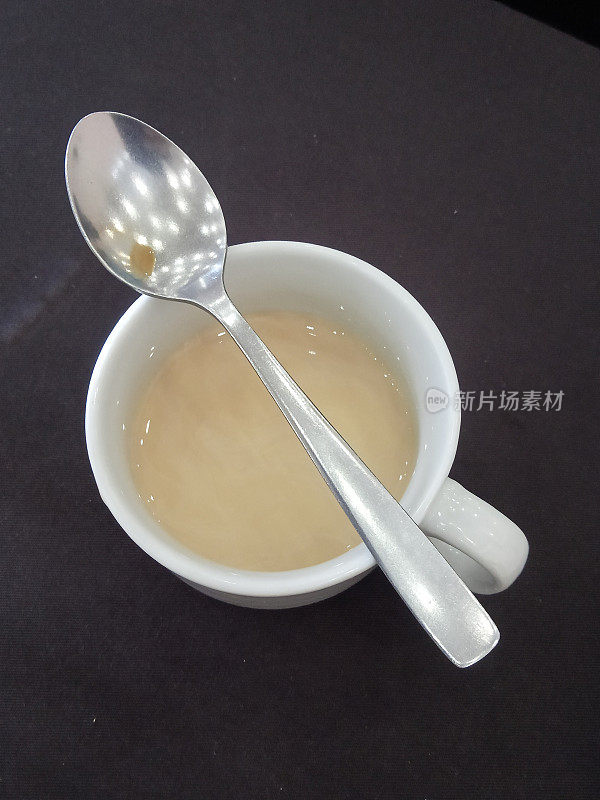 白色杯子里的牛奶咖啡