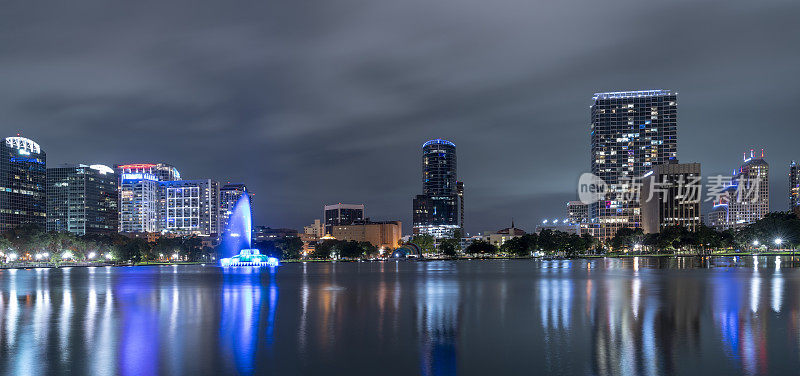 夜晚，佛罗里达州奥兰多市中心Eola湖上的灯光喷泉