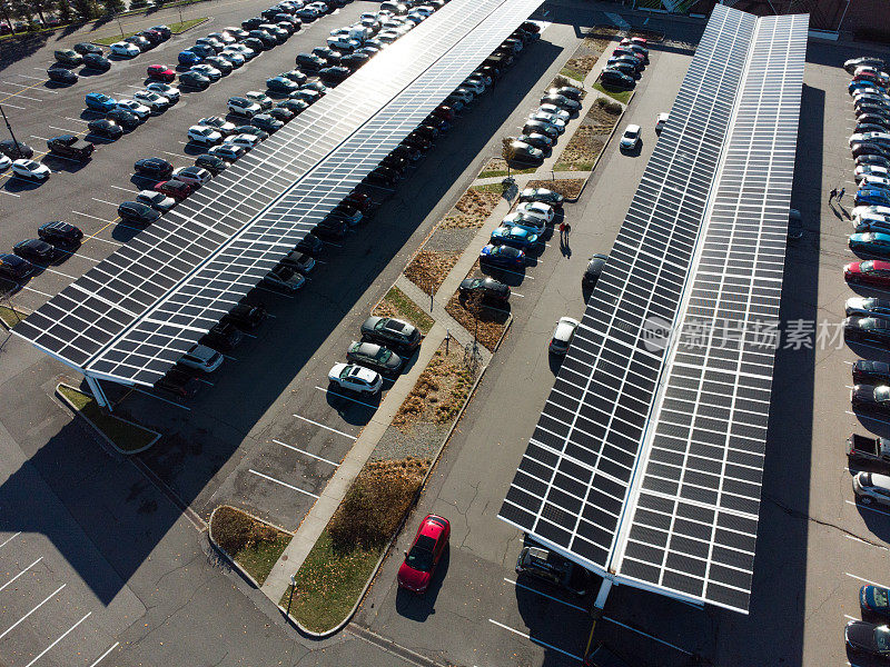 停车场上方的太阳能电池板鸟瞰图