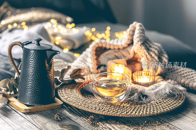 茶壶、茶杯、蜡烛和针织元素组成舒适的家居。