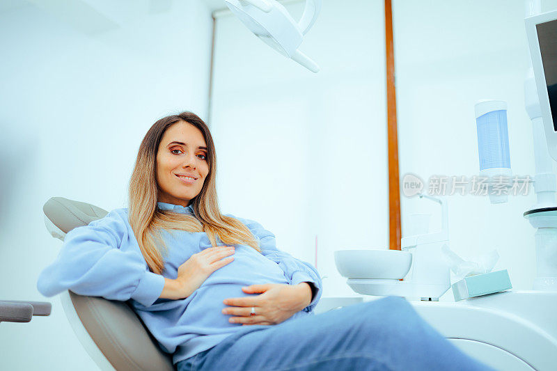 孕妇坐在定期预约的牙科椅上