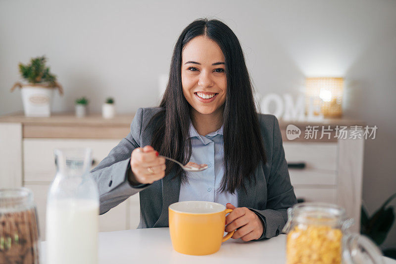 可爱的微笑女人在清晨吃早餐