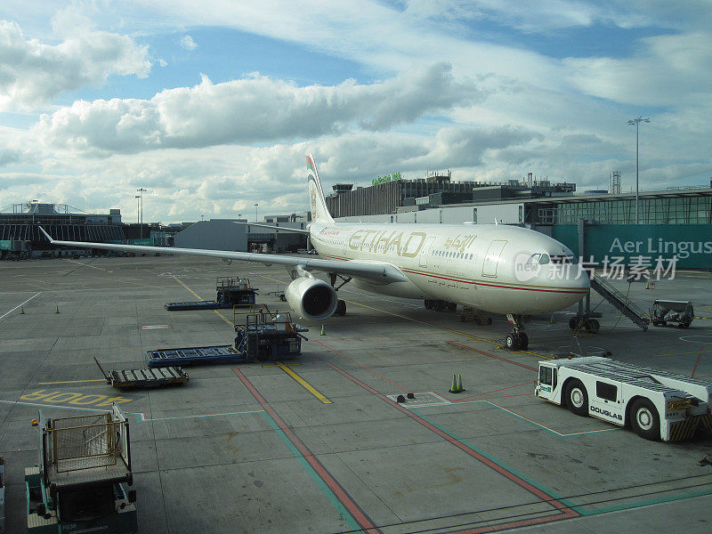 阿提哈德航空公司的波音777-300在爱尔兰都柏林机场