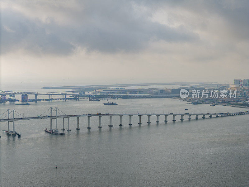 多云天气下的澳门大桥及澳门友谊桥鸟瞰图