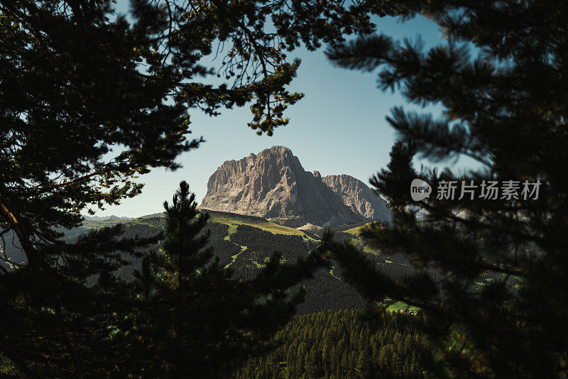 意大利白云岩的夏季景观:萨索伦戈山脉