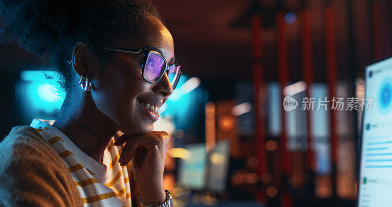 黑人女性在创意机构工作，为客户实施现代商业战略的肖像。成功的专家使用桌面电脑与绿屏模拟显示