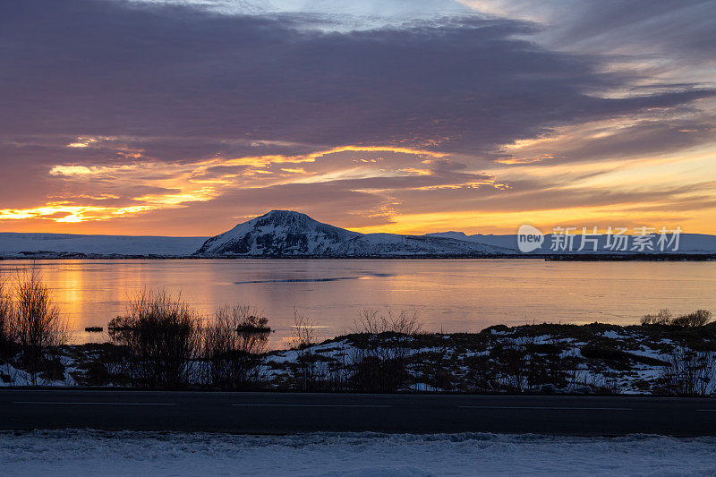 日落时的山和湖，冰岛米瓦恩