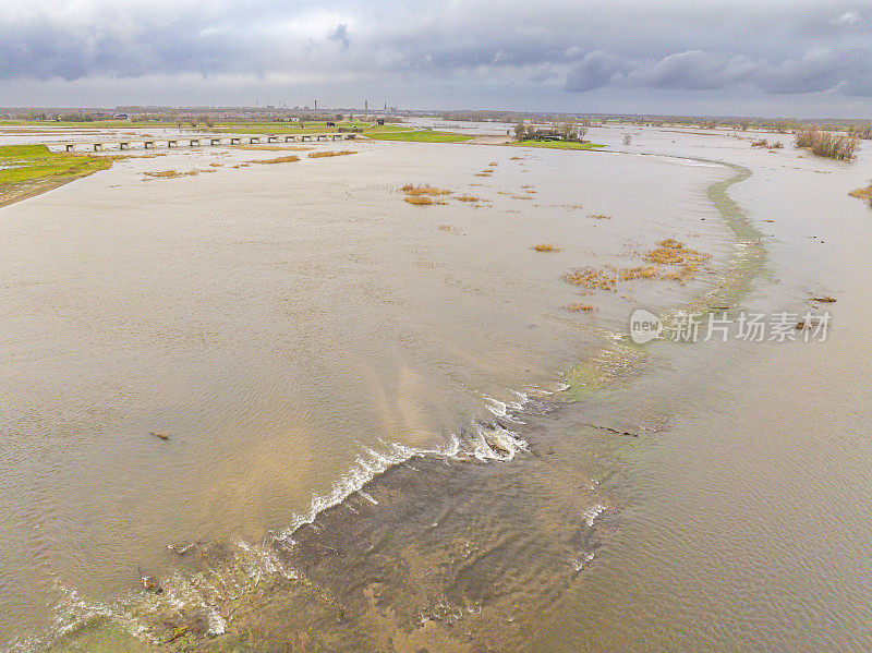 威瑟姆暴雨后，雷维迪普绕道河滩溢流的艾瑟尔河