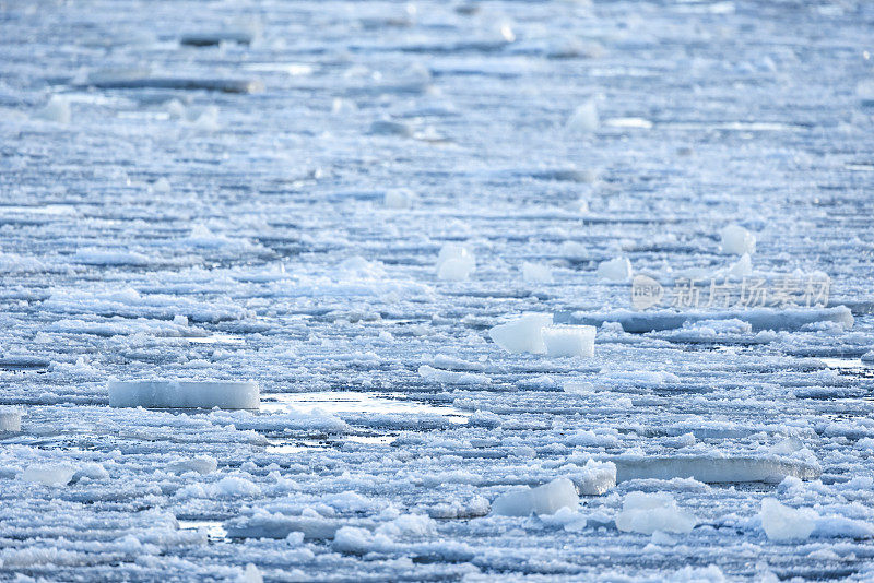 融化的冰块和湿雪漂浮在海水上，自然的冬季背景