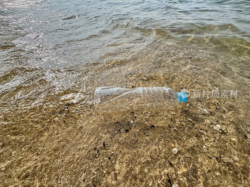 海洋里的塑料瓶