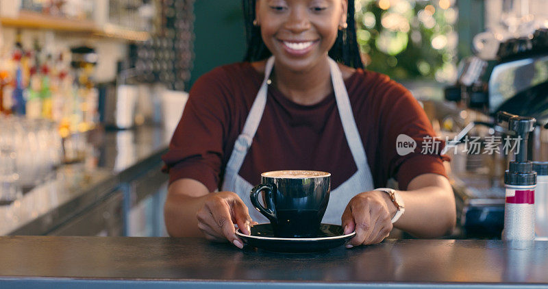 咖啡师，女人和手，或者在咖啡馆点咖啡，招待客人，客户服务和早上的咖啡因。服务员，非洲人，服务员在柜台端着卡布奇诺或饮料，心情愉快