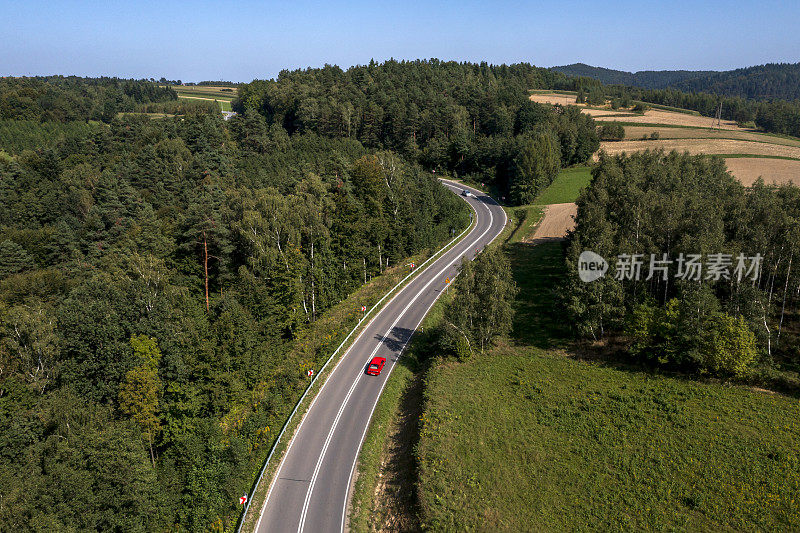 田园诗般的风景与道路