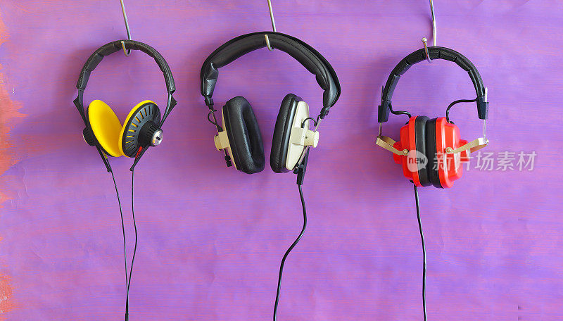 收集粉红色背景的复古耳机，播客，录音声音，复古音频齿轮概念。可用的复制空间。