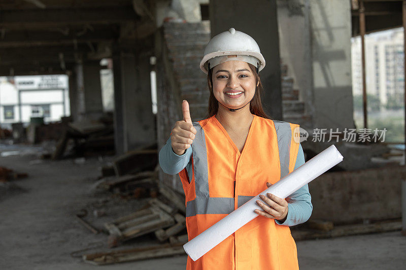 积极的女建筑师在现场竖起大拇指