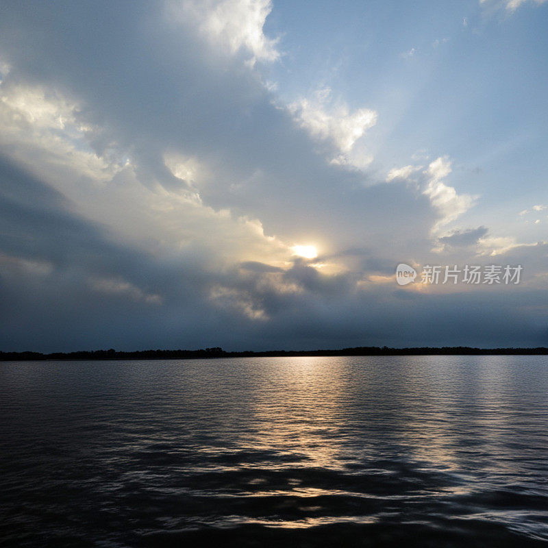 阳光普照的多云天空下宁静的湖泊。康罗湖，德克萨斯州