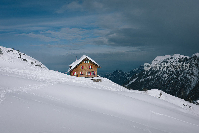 雪山上的山间小屋