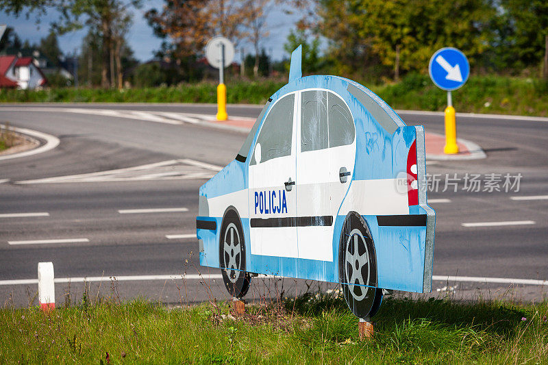 波兰路边的警车模型