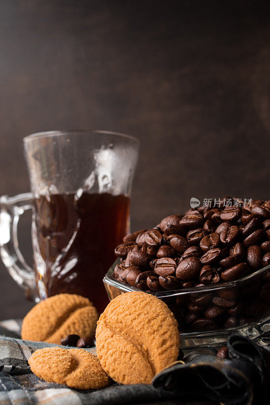 咖啡豆，饼干和一杯咖啡