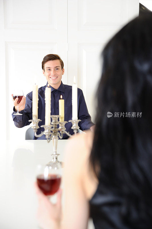 兴高采烈的年轻人拿着酒杯