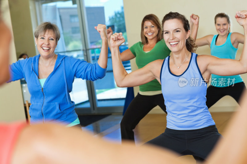 一群强壮的女性在健身课上一起锻炼