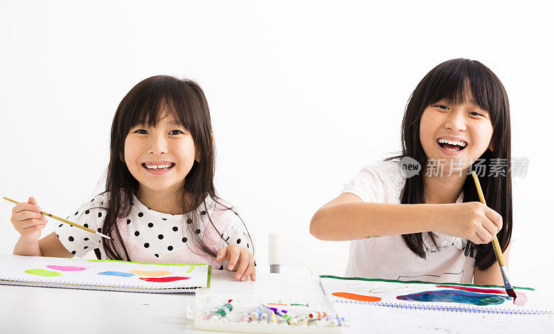 快乐的孩子们在教室里画画