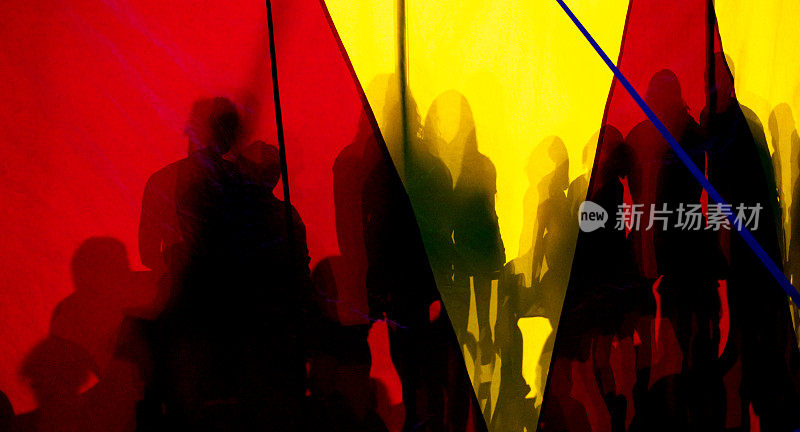 红色和黄色的马戏团帐篷与阴影的观众。