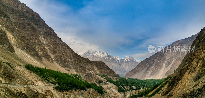 巴基斯坦吉尔吉特-巴尔蒂斯坦Karimabad和罕萨山谷全景图
