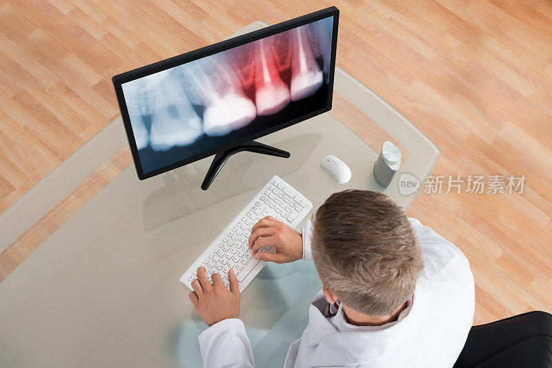 牙医在电脑上看x光