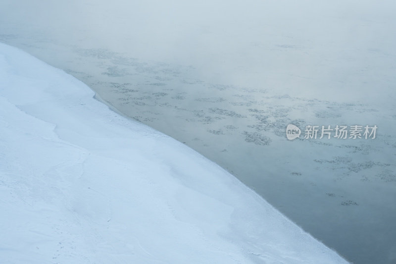 冬季河流的冰岸