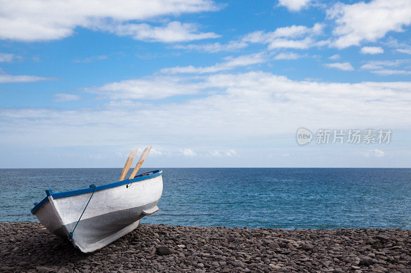 西班牙加那利群岛富埃特文图拉沙滩上的一艘小渔船