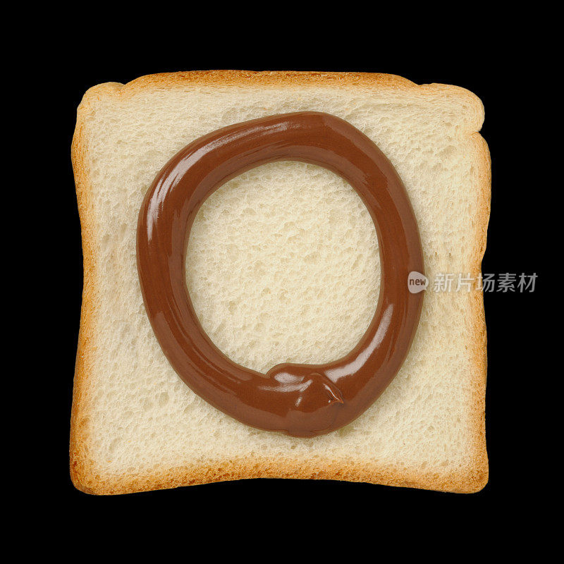 巧克力字母O在锡面包片，黑色背景