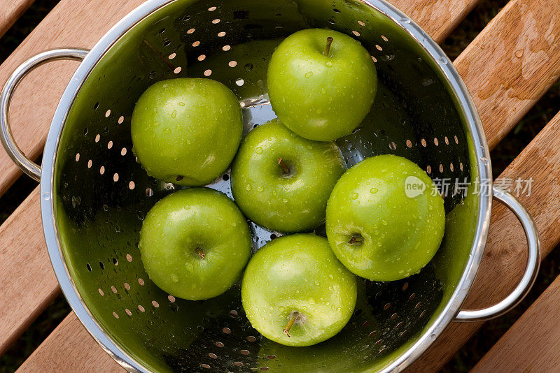 新洗的青苹果和滤水器