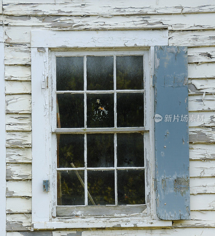 旧窗户和剥落的油漆