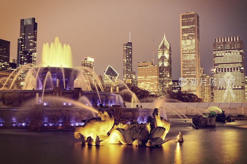 芝加哥晚上的白金汉喷泉