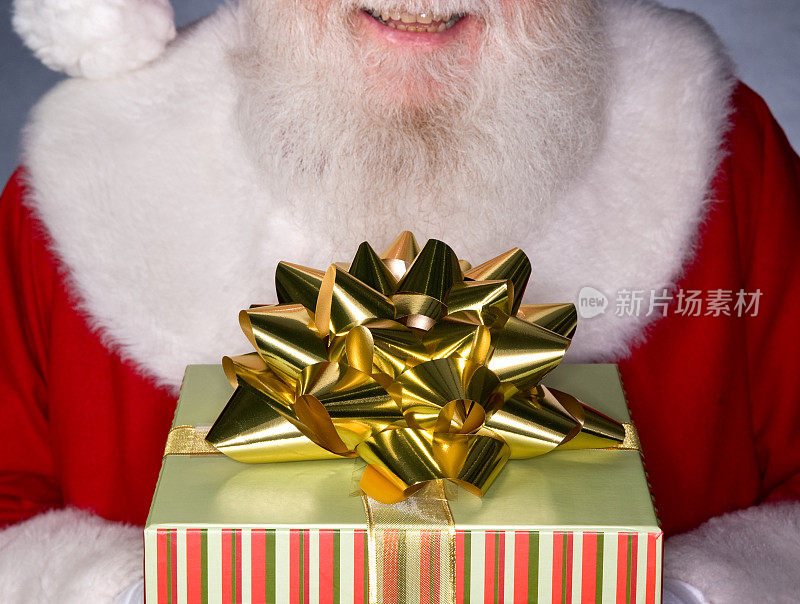 真正的圣诞老人有一个礼物的图片