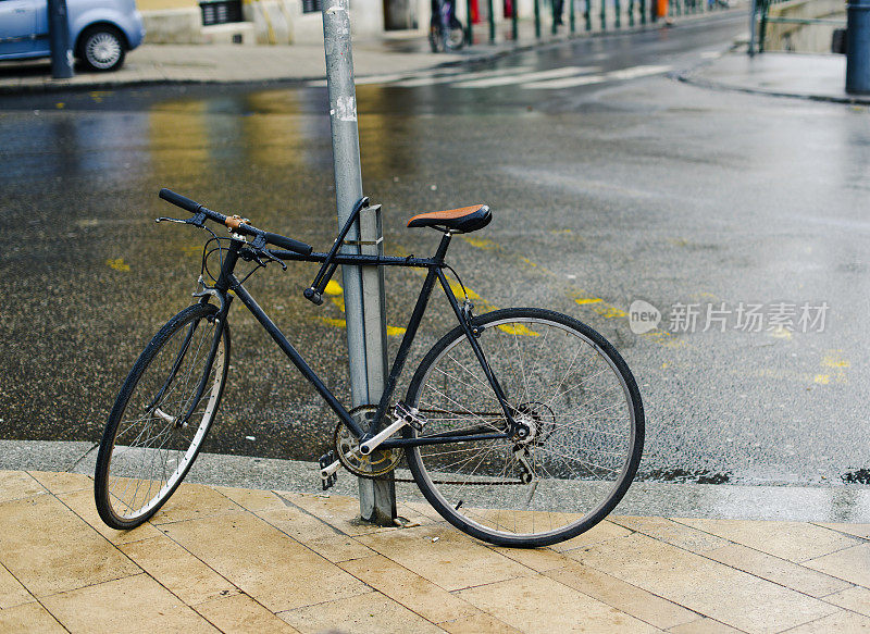 布达佩斯人行道上的自行车