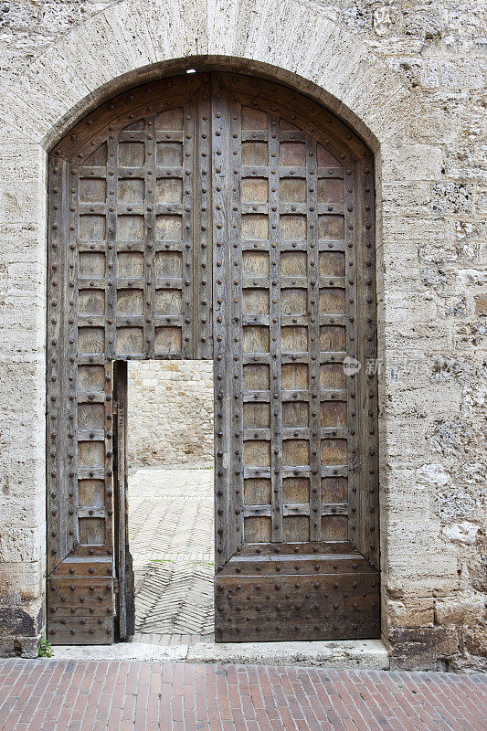 托斯卡纳圣吉米尼亚诺中世纪古老房屋的入口