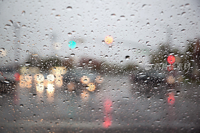 路上的雨天