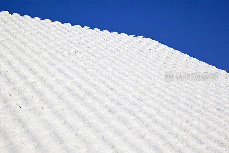 雪在屋顶