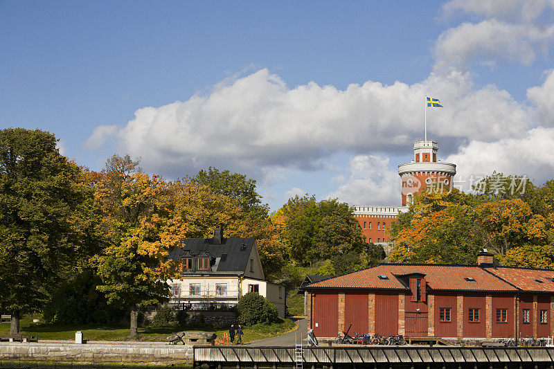 秋天，瑞典斯德哥尔摩的Kastellholmen。河边的老房子。